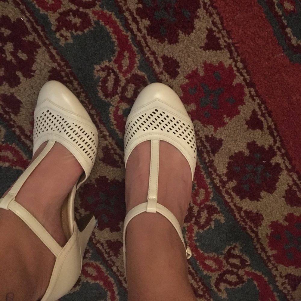 COMFORTABLE WHITE T STRAP PUMPS
